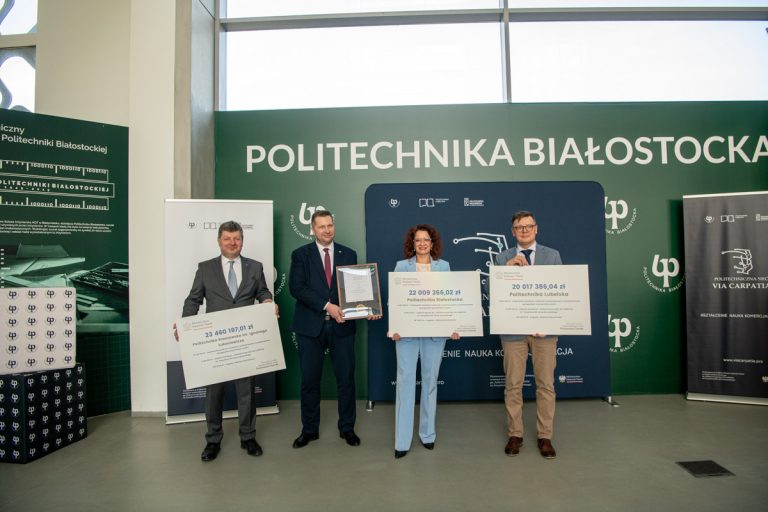 Dr hab. Przemysław Czarnek, prof. KUL, Minister Edukacji i Nauki, dr hab. inż. Marta Kosior-Kazberuk, prof. PB, rektor Politechniki Białostockiej, prof. dr hab. inż. Zbigniew Pater, rektor Politechniki Lubelskiej oraz prof. dr hab. inż. Piotr Koszelnik, rektor Politechniki Rzeszowskiej