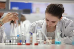 Uczniowie III LO w Białymstoku na zajęciach z chemii realizowanych w ramach programu „Z technikum na Politechniki”