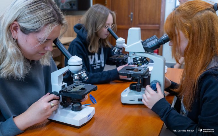 Uczennice z VI Liceum Ogólnokształcącego w Białymstoku badają jakość powietrza