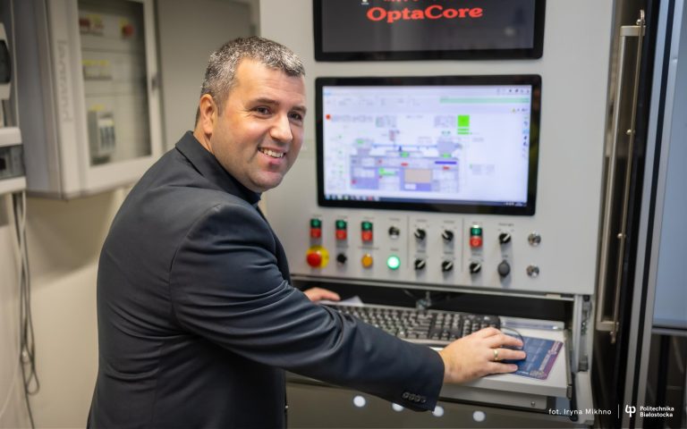 Prof. dr hab. inż. Marcin Kochanowicz przy stanowisku laboratoryjnym