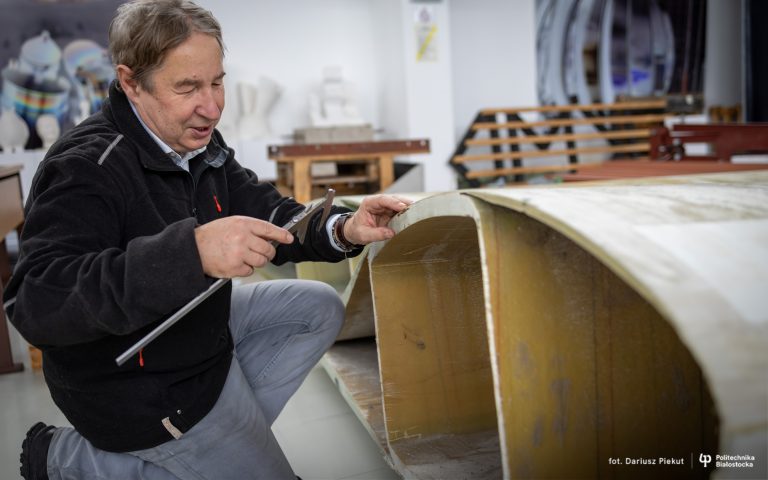 mężczyzna podczas pomiaru suwmiarką