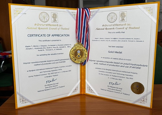 Efekt Projektu ISKRA pn. „Badania wpływu modyfikacji biodegradowalnych poliestrów alifatycznych na właściwości przetwórcze i użytkowe nowatorskich kompozycji polimerowych” nagrodzony podczas wystawy w Bangkoku (IPITEx 2025, 02 – 06.02.2025)