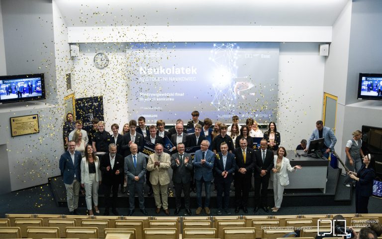 grupa osób na wspólnym zdjęciu z finału konkursu Naukolatek