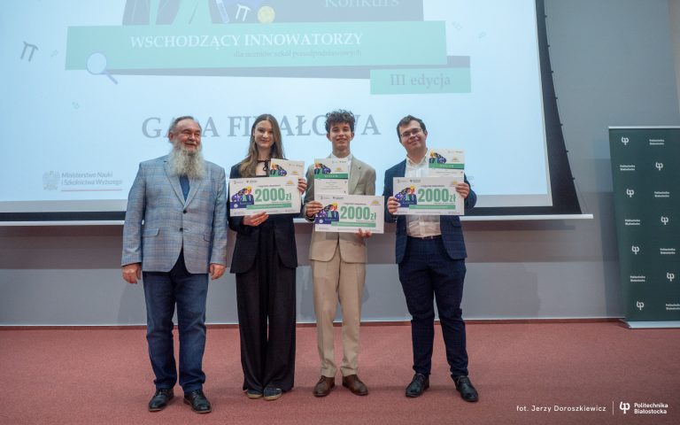 Finaliści konkursu z Prorektorem PB M. Świerczem