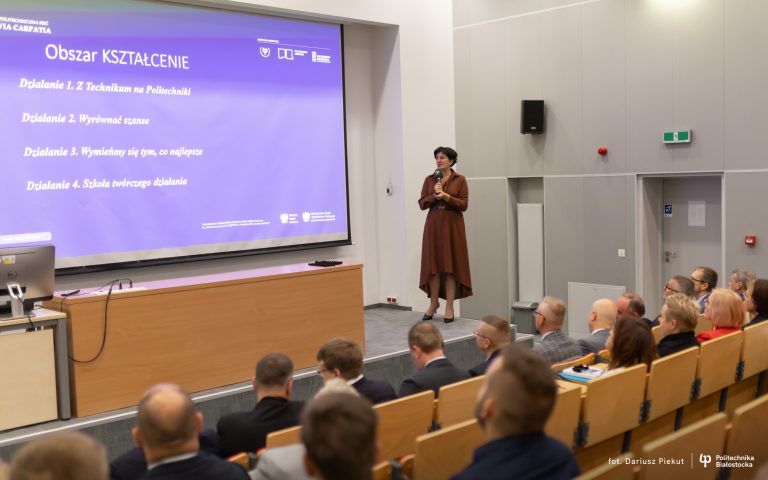 Kobieta prowadząca wykład