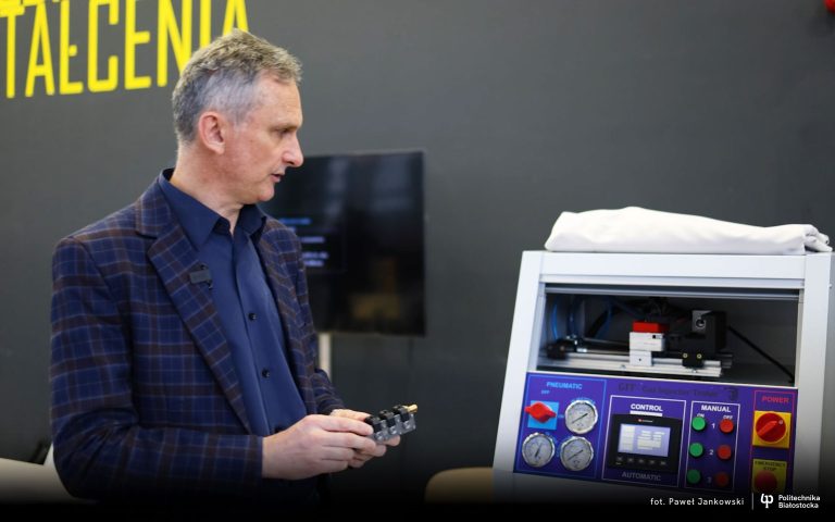 pracownik prezentuje Demonstrator do diagnostyki wtryskiwaczy gazowych